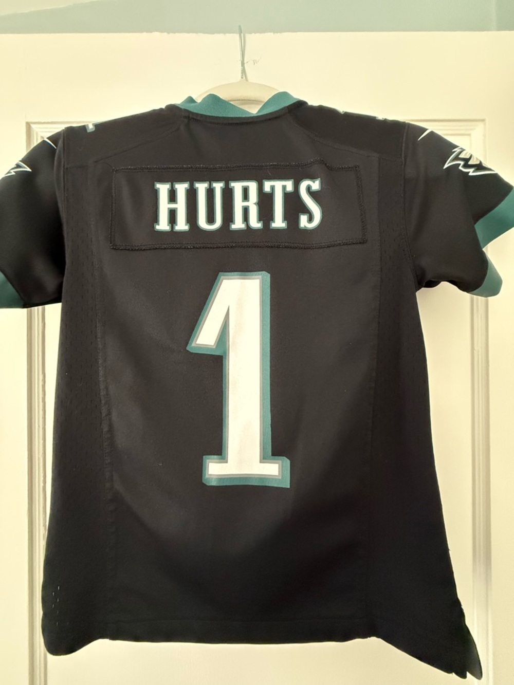 Youth Philadelphia Eagles #1 Hurts Black Jersey - Picture 4 of 4
